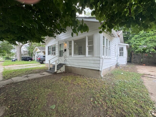 Building Photo - 837 S Belmont Ave Rental