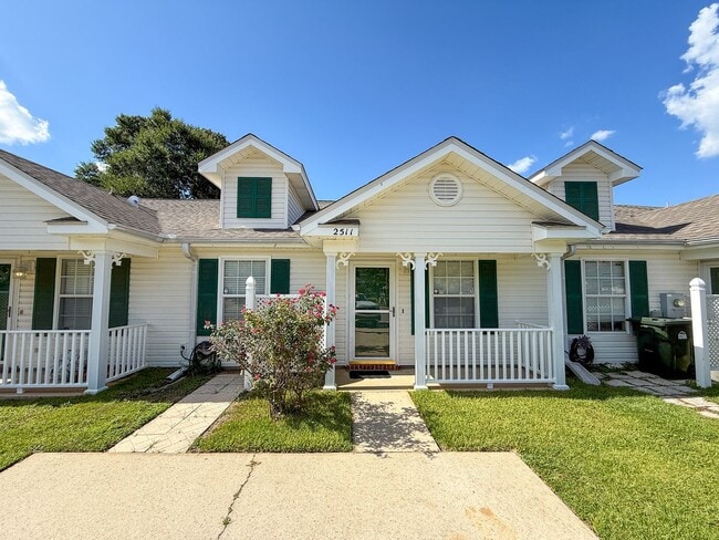 Building Photo - 2 bedroom 2 bath townhouse with community ...