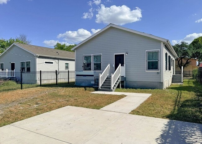 Modern 3 Bedroom Home Minutes from Downtown San Antonio