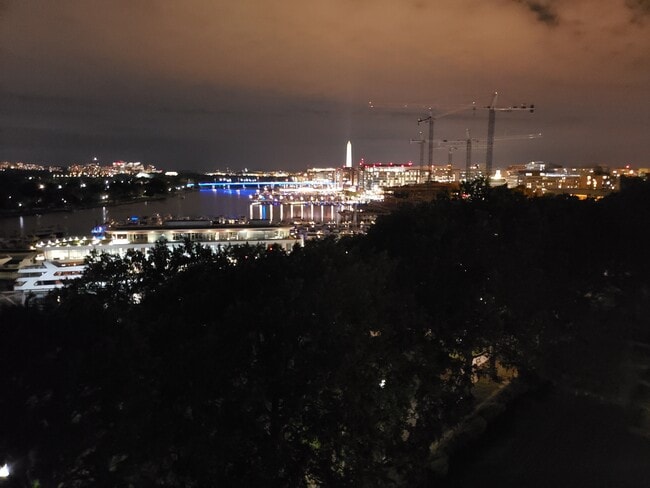 Vista nocturna de la azotea - 510 N St SW Unidad N-318