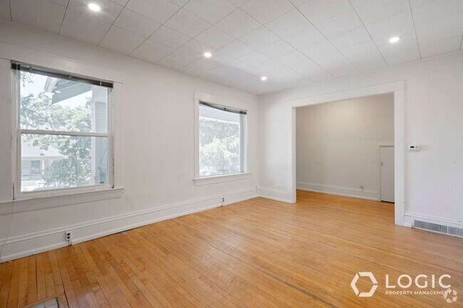 Building Photo - 423 Douglas St Unit Upstairs Rental