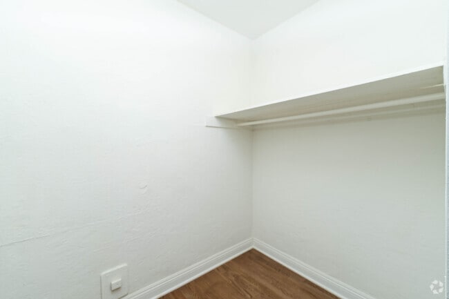 Studio, 1BA - 450SF