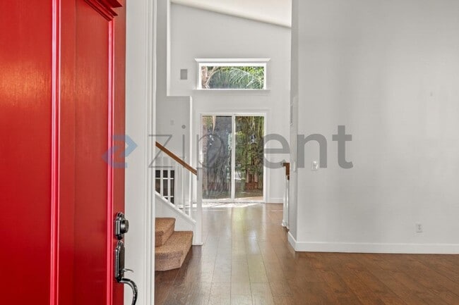 Photo - 338 Roundhill Dr