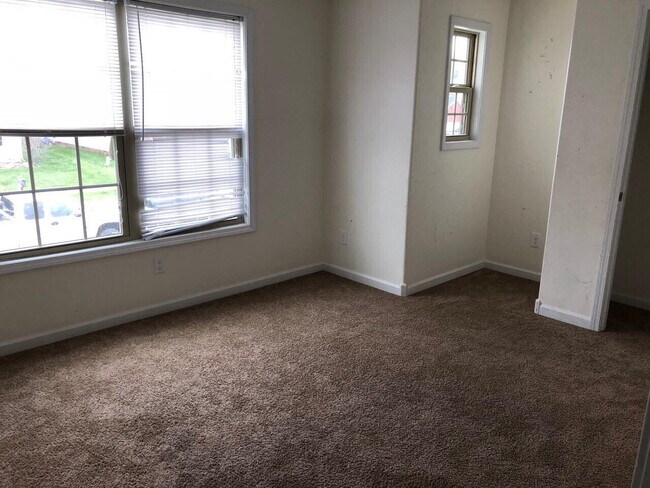 Photo - 337 Oxford Cir