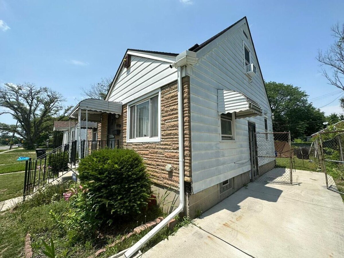 Photo - Now available: 3 bedroom accepts section 8