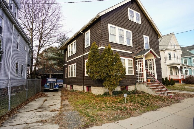 Photo - 24 Oak Square Ave Unidad 1