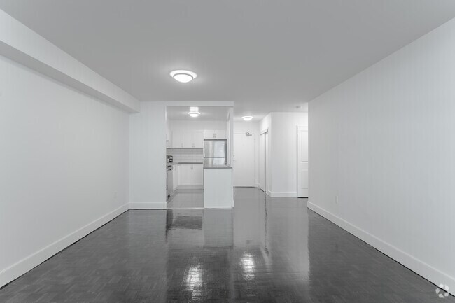 1BR, 1BA - 749SF - Living & Dining Room - 2450 & 2460 Weston Rd