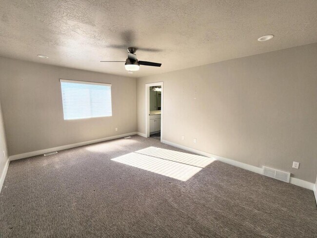 Photo - 277 E 1500 N St