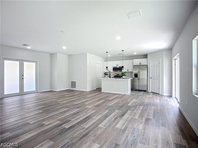 Photo - 912 Anthony St E