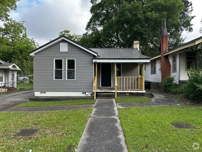 Building Photo - For Rent: Beautifully Renovated 2 Bed / 1 ... Rental