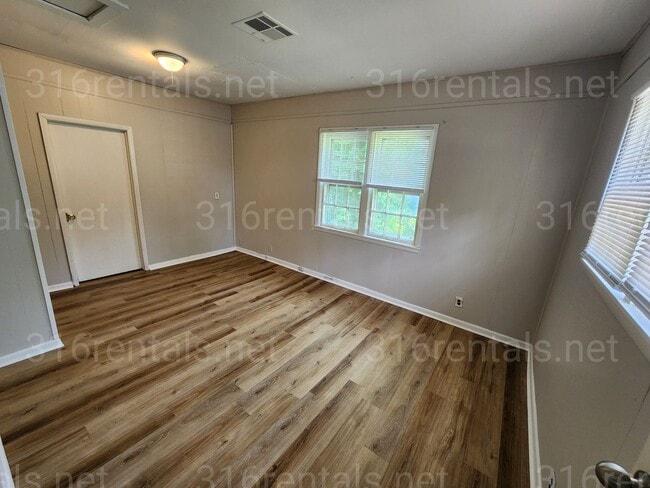 Photo - $950 - 3 bedroom / 1 bathroom - Single Fam...