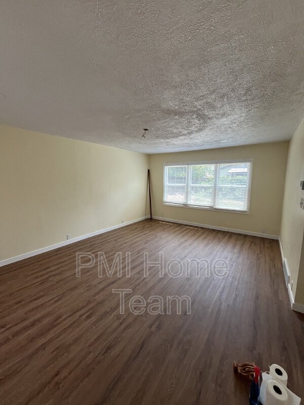 Photo - 1105 Harrop St