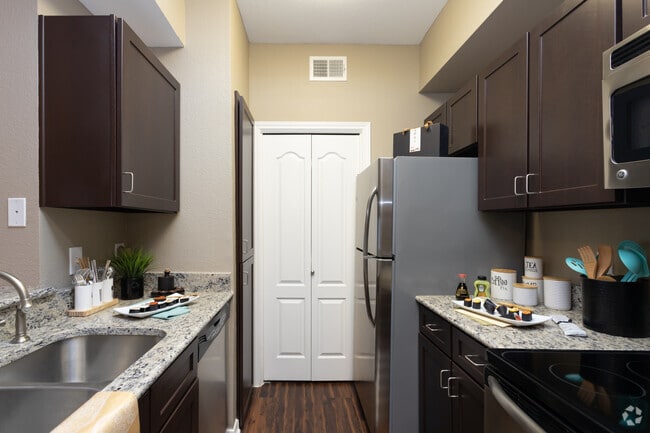 1BR, 1BA - 653SF