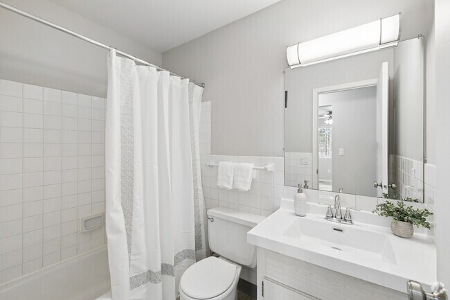 1BR, 1BA - 775SF - Bathroom
