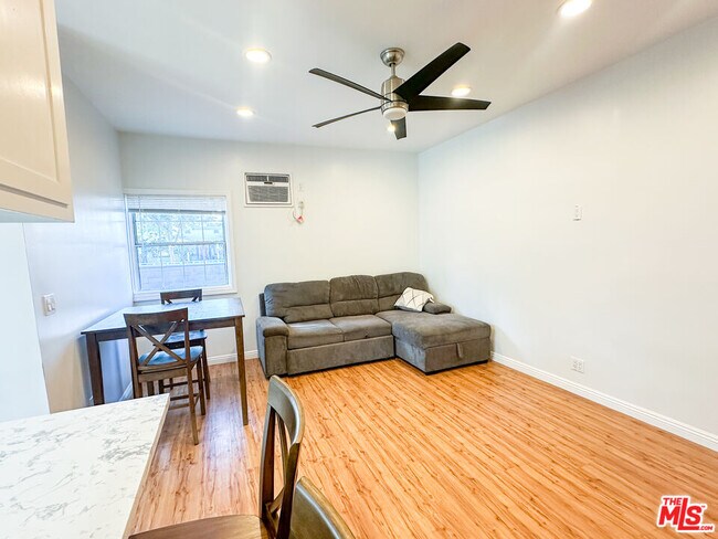 Photo - 1413 Paloma St