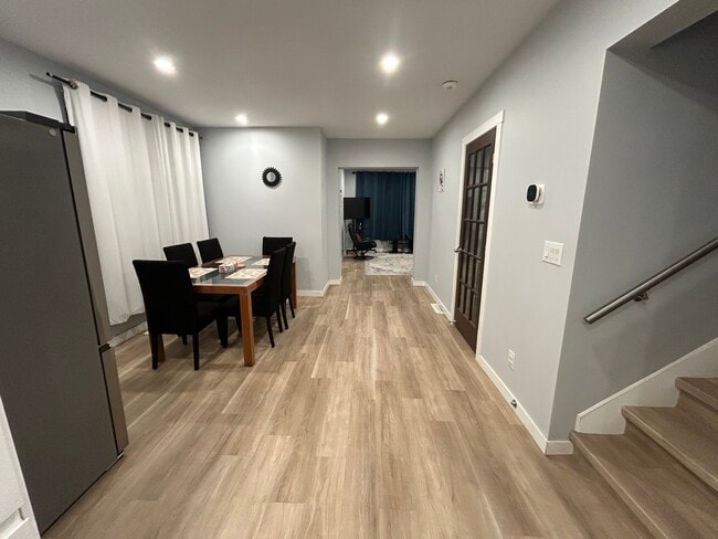 Photo - 1075 Chatham St E