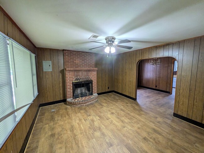 Photo - 1694 Douglas St