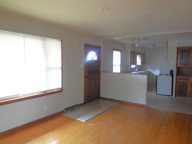 Photo - 2 Bedroom Home in Edwardsville! Great Woo...