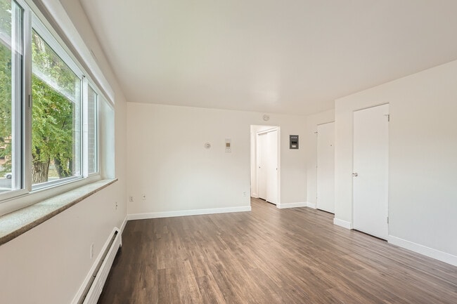 2475 S Vine St Apts