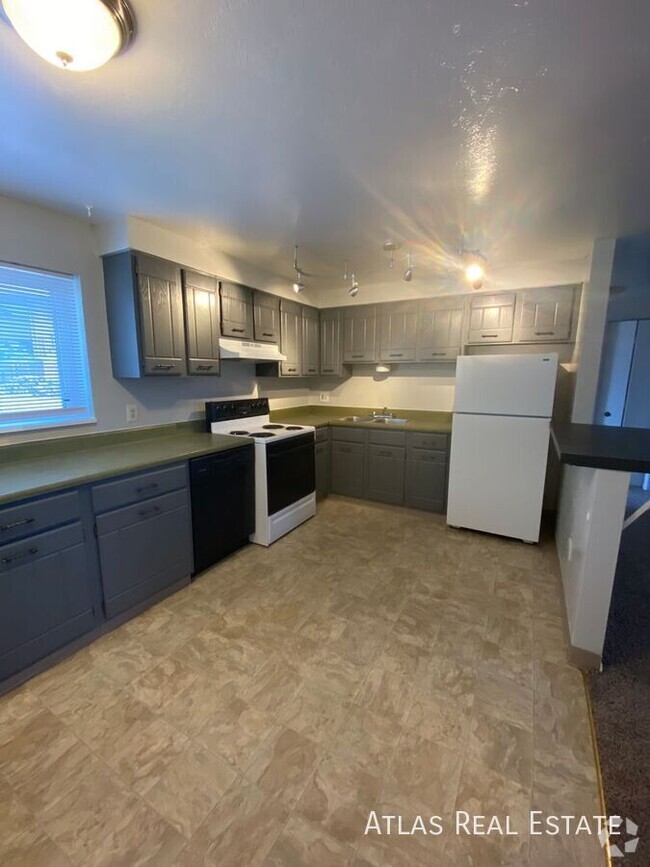 Building Photo - 2 Bedroom Stunner! Unit 2 Rental