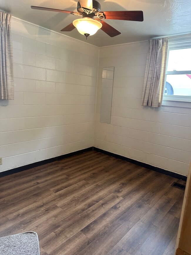 Building Photo - 865 S 45th St Unit Residential 865 Duplex Rental