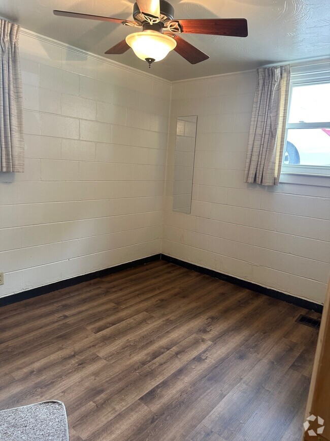 Building Photo - 865 S 45th St Unit Residential 865 Duplex Rental