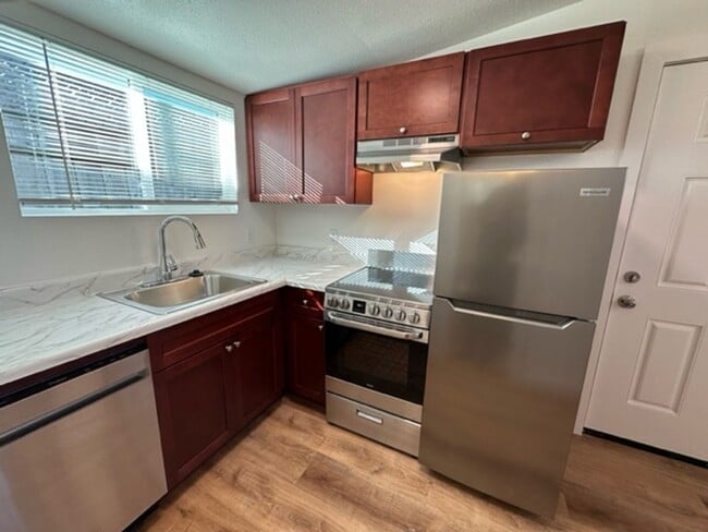 Photo - 2020 Brommer St Unit D