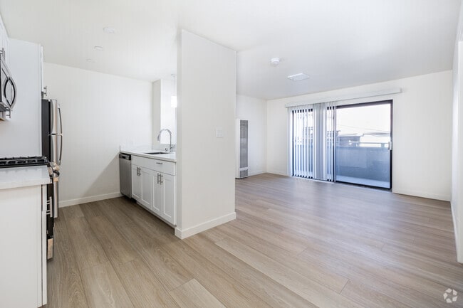 2BR, 2BA - 800SF Living room