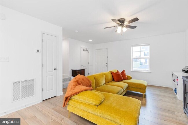 Photo - 18 Needle Ct