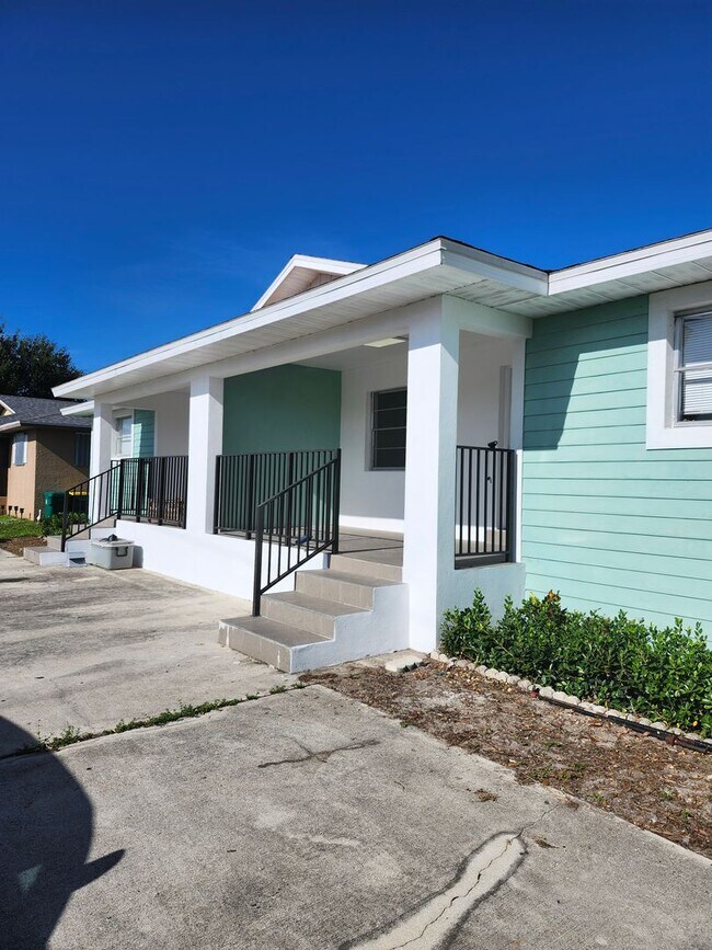 Building Photo - CUTE AS A BUTTON DUPLEX FOR ANNUAL RENT!  ... Rental