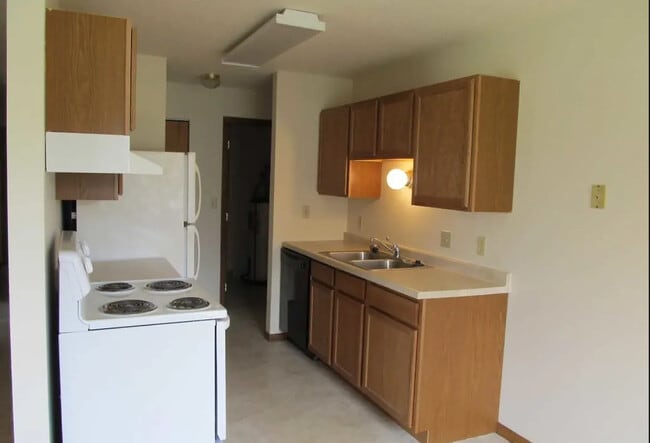 Lawndale Apartments - Lawndale Apartments