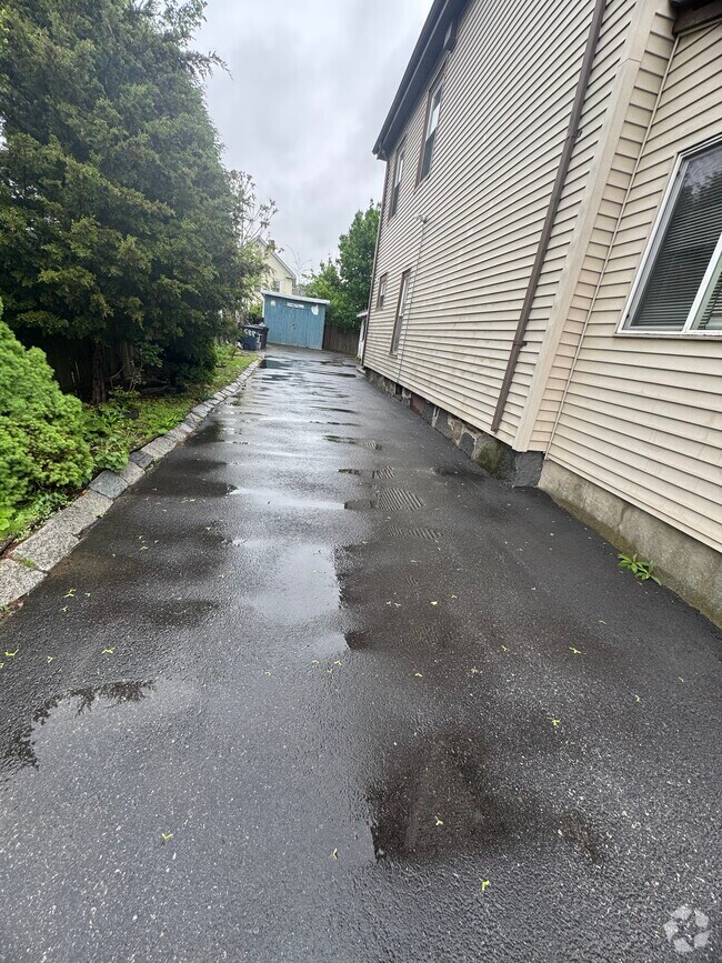 Building Photo - 688 Canterbury St Unit NA Rental