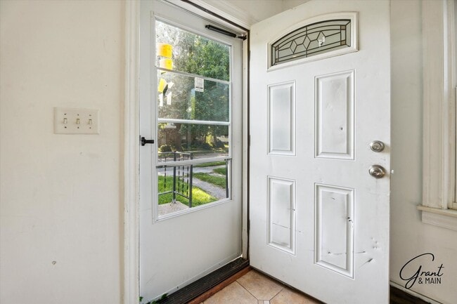 Photo - $1,200/month - 2 Bed 1 Bath in Roseville