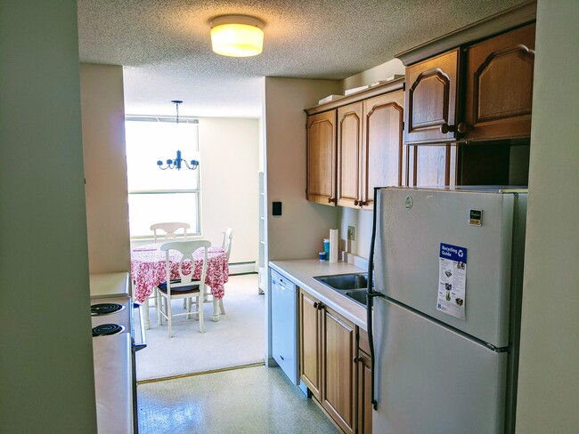 Well layed-out kitchen - 1425 West 28th Street Unidad Apt 523