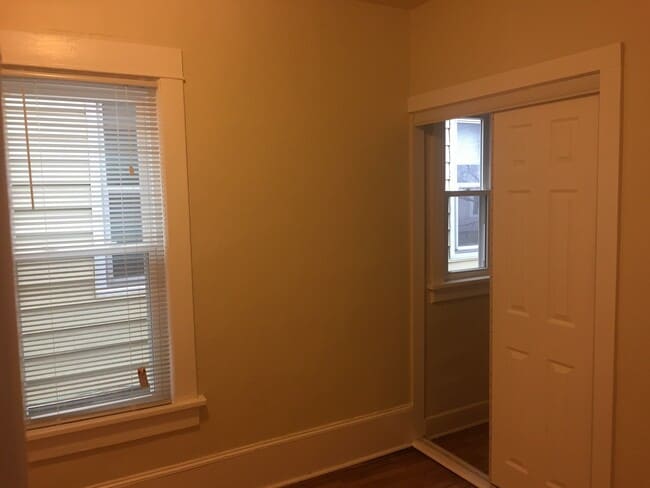 Building Photo - 720 E Wright St Unit Lower