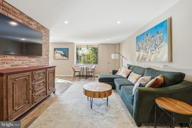 Building Photo - 4390 Lorcom Ln Unit 402