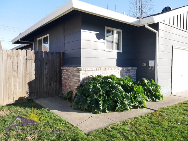 Photo - 2 Bed 1 Bath 827 Sq. Ft. Citrus Heights Duplex in Sunrise Estates