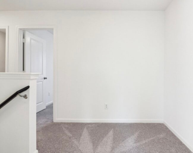 Photo - 998 Delta Cres