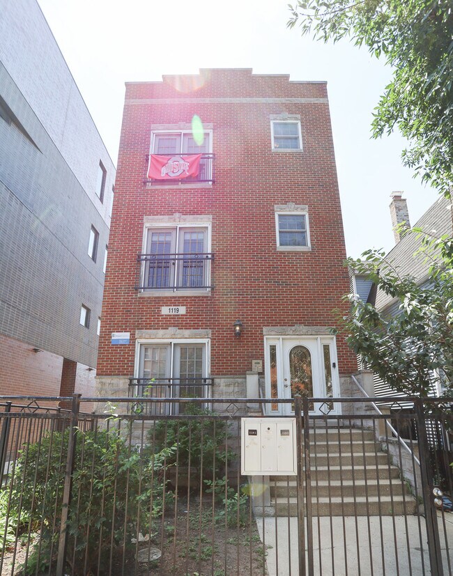 Building Photo - 1119 W Addison St Rental