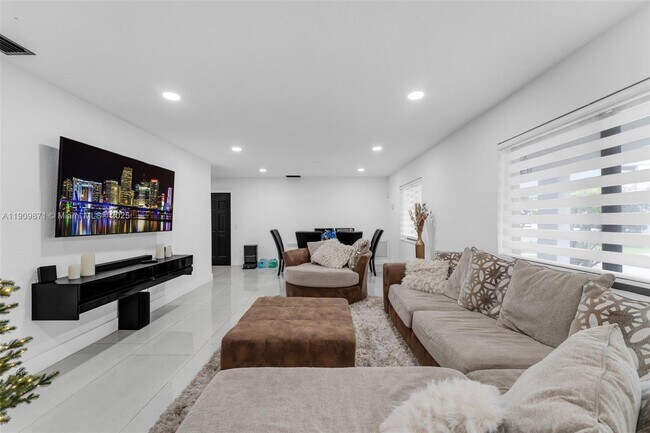 Photo - 551 SW 127th Ave