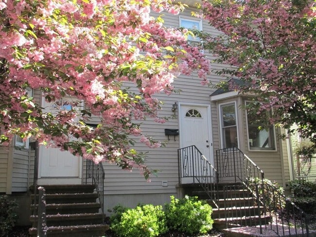 Building Photo - 299 River St