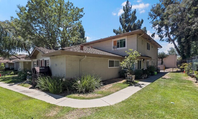 Photo - Upstairs 2 bedroom 1 bathroom Condo! Unit 4