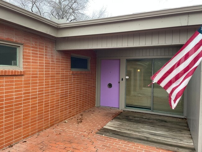 Building Photo - Mid-Century Modern! 3 bedroom, 2 bath, 2 car garage!