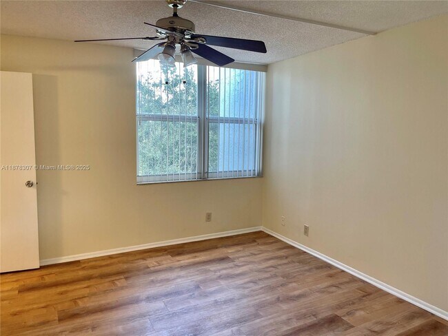 Photo - 9461 Evergreen Pl Unidad 403