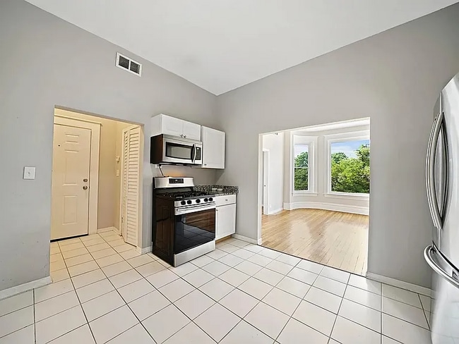 Building Photo - Charming 2-Bed Oasis on Augusta Blvd: Your Perfect Urban Retreat in Chicago! Unit 3131-2F