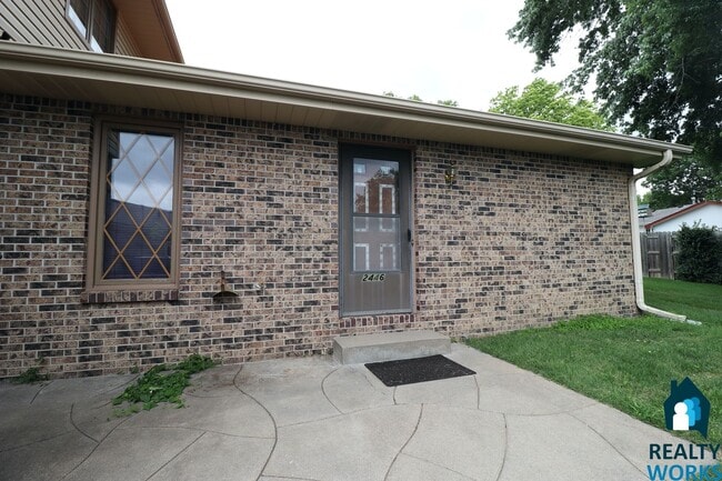 Building Photo - 2440-2446 S Canterbury Lane Unit 2446 S Canterbury Lane