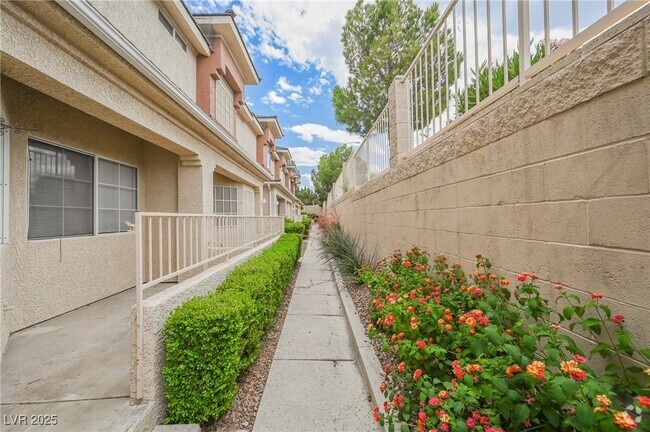 Building Photo - 1315 Silver Sierra St Rental