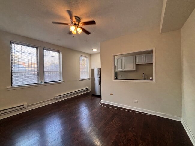 Building Photo - 3346 N Marshfield Ave Unit 102