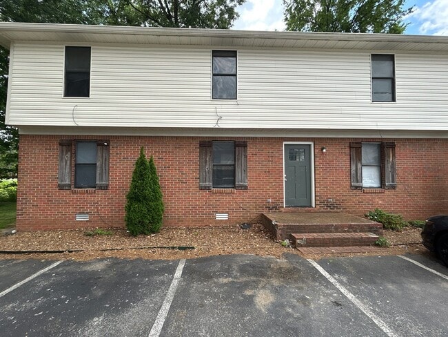 Building Photo - 275 Tinker Hill Cv Unit B