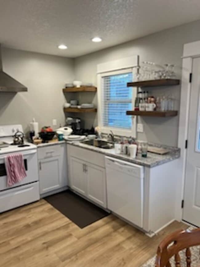 Photo - Rent: 3 bed unit 2 Bath